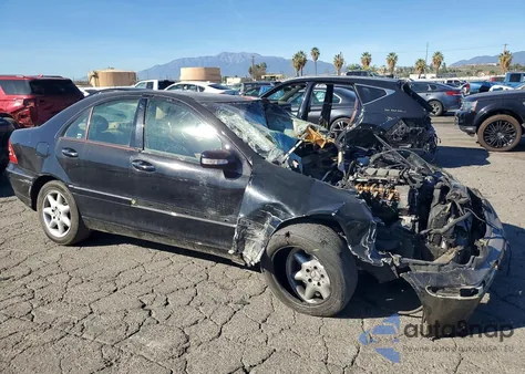 2003 Mercedes-Benz C 240 z USA, uszkodzony, nr VIN WDBRF61JX3E014493